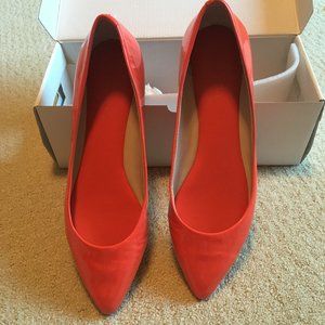 3/$15 Banana Republic Carlie patent flat coral